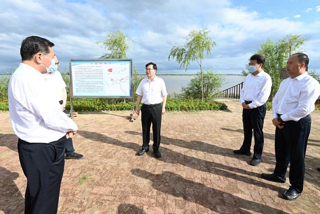 防汛常规物资中主要包含麻袋吸水膨胀袋,无纺布吸水膨胀袋,防汛沙袋,防汛吨袋,防汛编织袋,雨衣,雨靴,雨伞,彩条布,工兵铲,十字镐,八磅锤,应急救生包等。