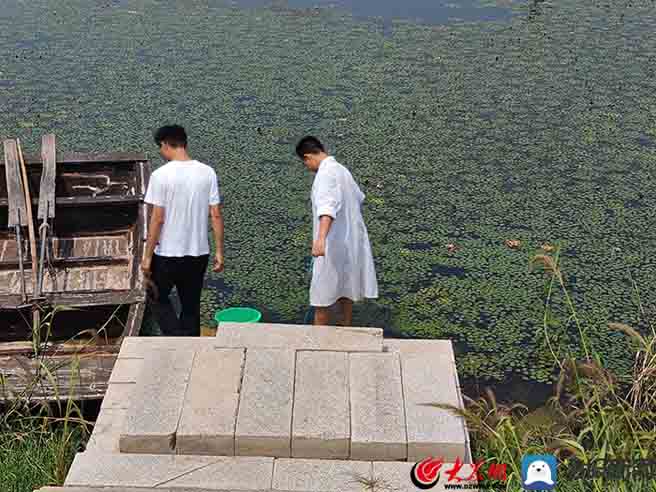 防汛常规物资中主要包含麻袋吸水膨胀袋,无纺布吸水膨胀袋,防汛沙袋,防汛吨袋,防汛编织袋,雨衣,雨靴,雨伞,彩条布,工兵铲,十字镐,八磅锤,应急救生包等。