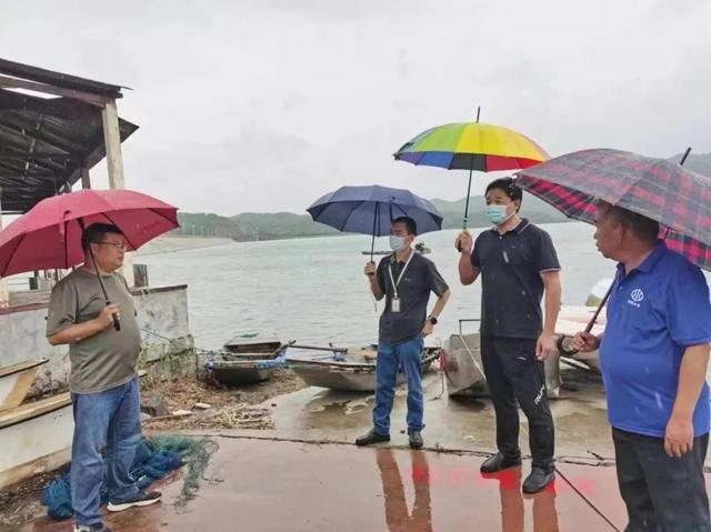 防汛常規(guī)物資中主要包含麻袋吸水膨脹袋,無(wú)紡布吸水膨脹袋,防汛沙袋,防汛噸袋,防汛編織袋,雨衣,雨靴,雨傘,彩條布,工兵鏟,十字鎬,八磅錘,應(yīng)急救生包等。