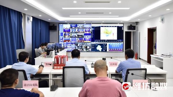 防汛常規(guī)物資中主要包含麻袋吸水膨脹袋,無(wú)紡布吸水膨脹袋,防汛沙袋,防汛噸袋,防汛編織袋,雨衣,雨靴,雨傘,彩條布,工兵鏟,十字鎬,八磅錘,應(yīng)急救生包等。