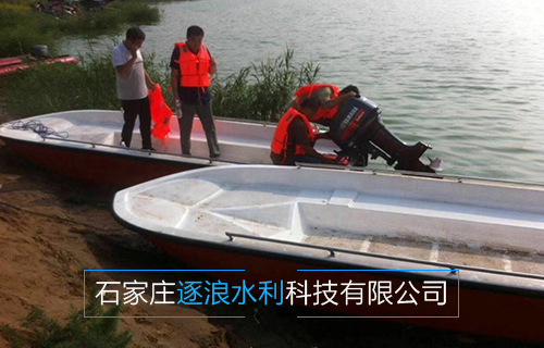 旅游景区采购冲锋舟,正在安装船用传动机