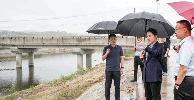 海阳市领导开展社区“双报到”和巡河、防汛调研